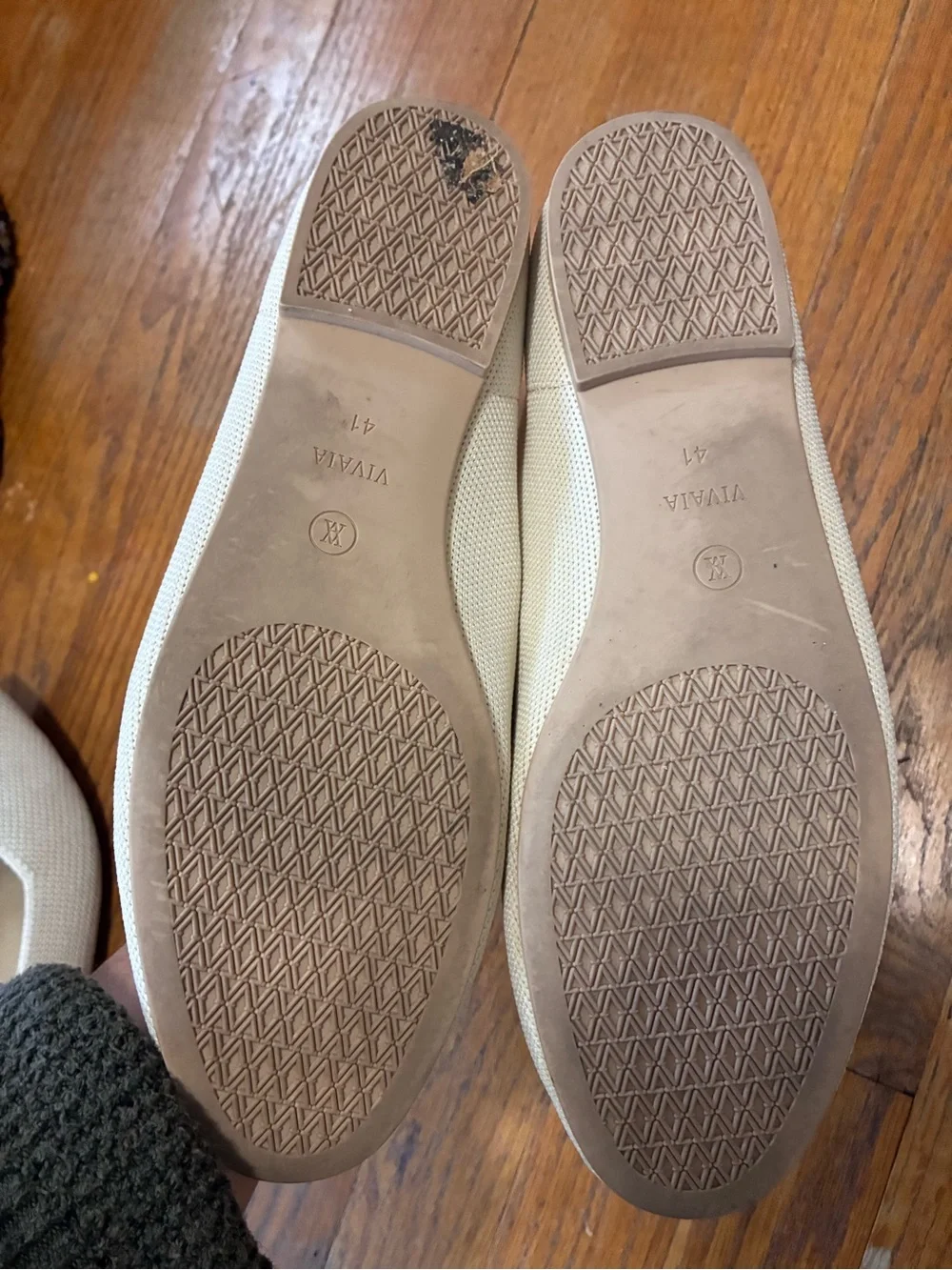 Vivaia Eillen Round-Toe Embroidered Flat Loafers size 10